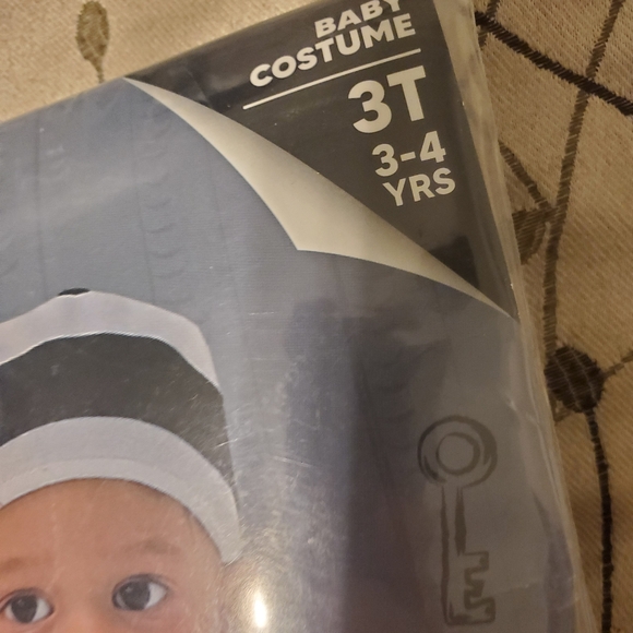 Cutie convict Halloween costume - Picture 2 of 3